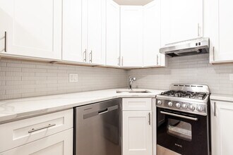 520 W Cornelia Ave, Unit 210 in Chicago, IL - Building Photo - Building Photo