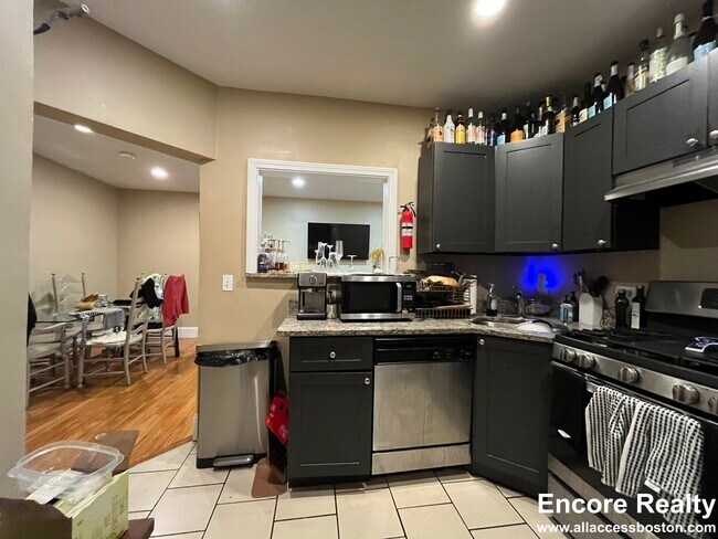 19 Thatcher St, Unit 6 in Brookline, MA - Foto de edificio - Building Photo