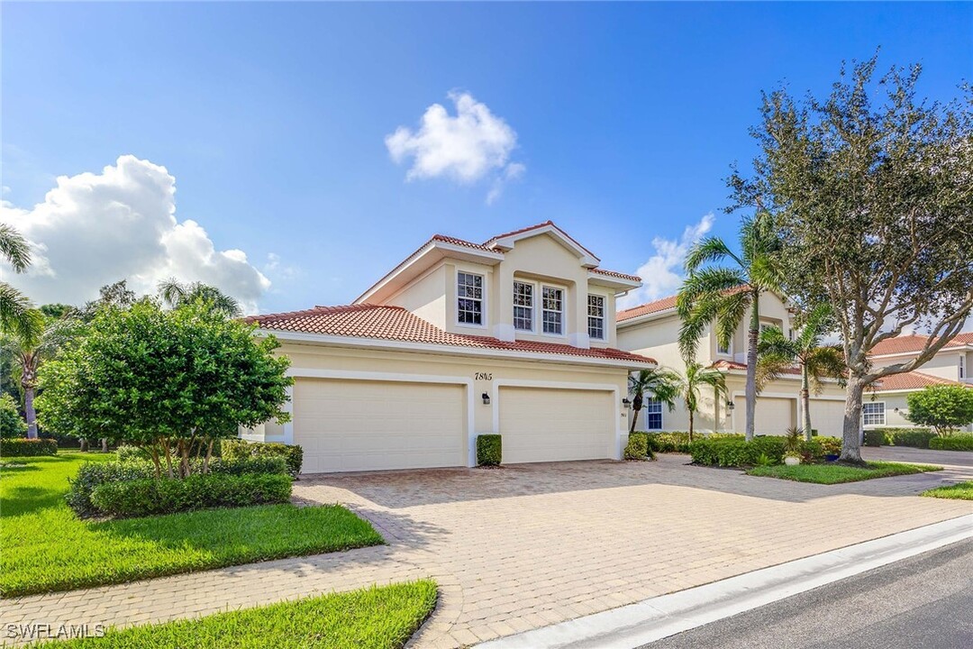 7845 Hawthorne Dr in Naples, FL - Building Photo