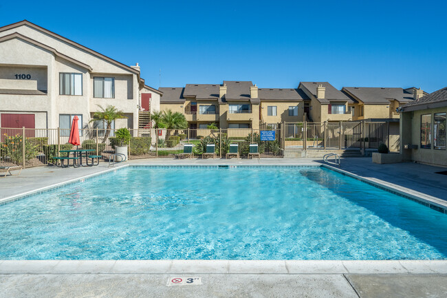 VILLAGE DRIVE APARTMENT HOMES in Fontana, CA - Building Photo - Building Photo