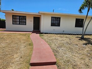 16321 SW 96th Ave in Cutler Bay, FL - Foto de edificio - Building Photo
