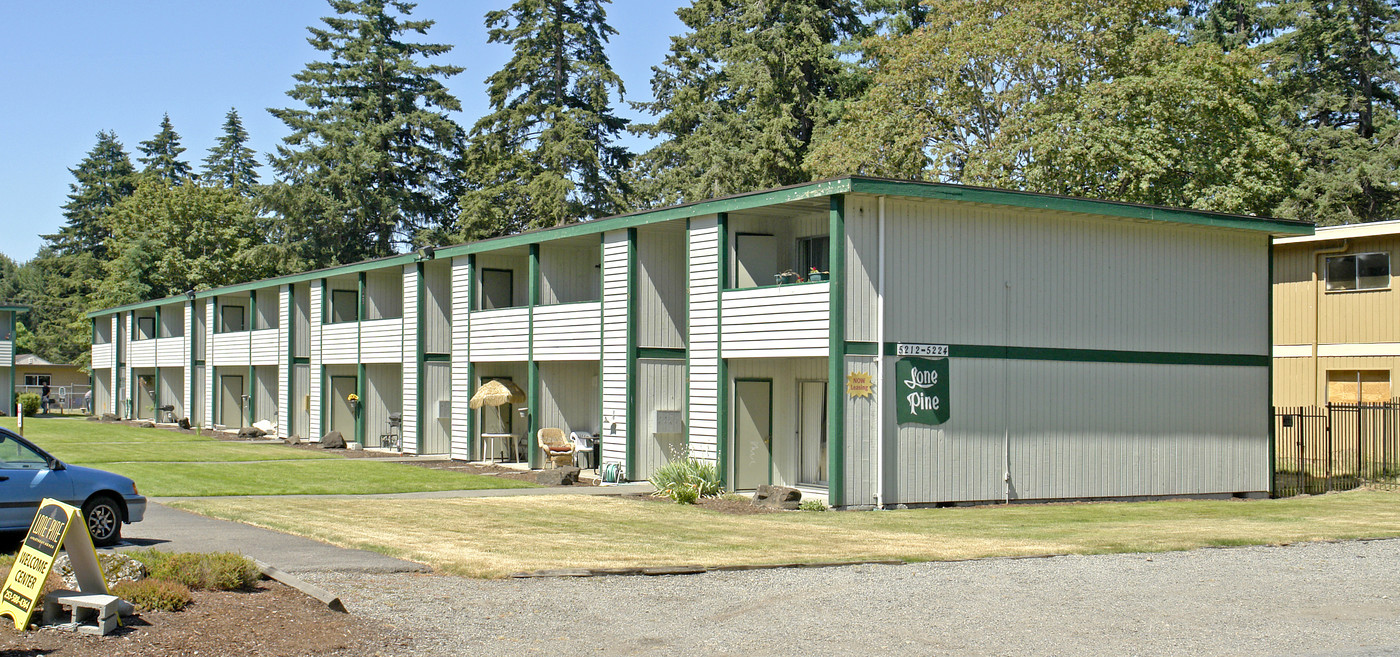 Lone Pine in Lakewood, WA - Foto de edificio