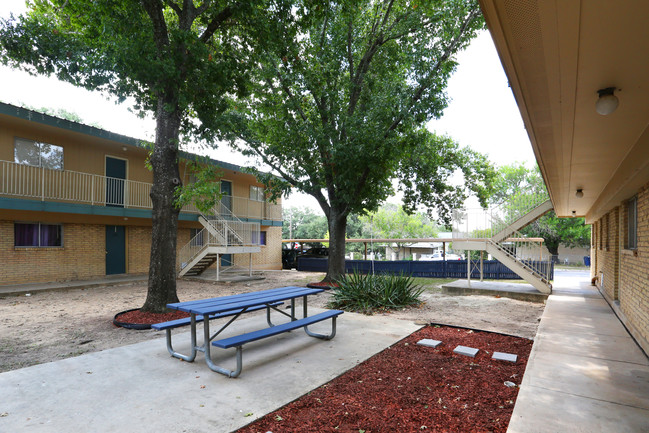 Oakbrook Crossing in San Antonio, TX - Foto de edificio - Building Photo