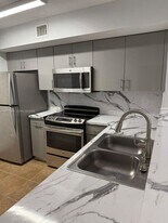 677 SW 111th Ave in Pembroke Pines, FL - Building Photo