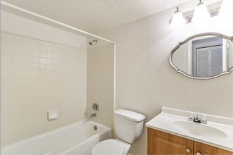 7203 SW 44th Pl in Gainesville, FL - Building Photo - Interior Photo