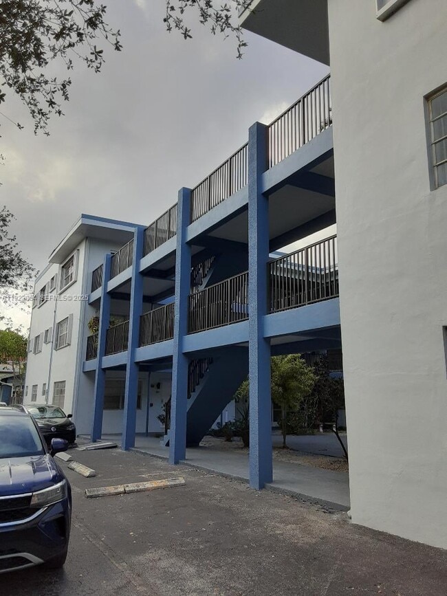 1943 Monroe St in Hollywood, FL - Building Photo - Building Photo