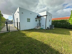 2209 Red Rd in Miami, FL - Building Photo - Building Photo