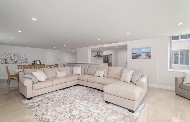 2000 S Ocean Blvd in Delray Beach, FL - Building Photo - Building Photo