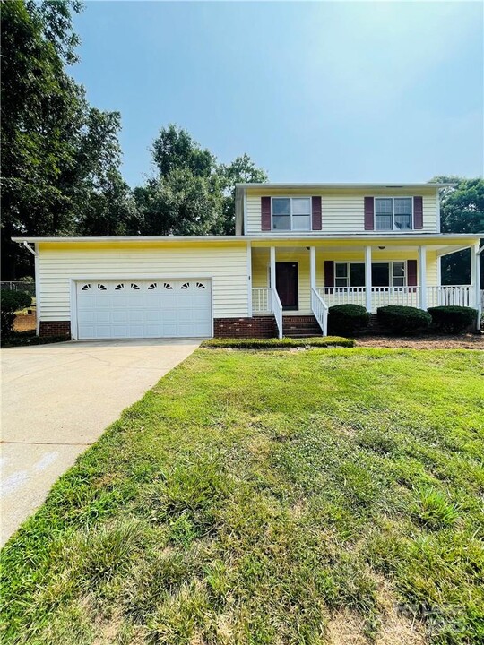 6160 Timberlane Terrace in Hickory, NC - Building Photo