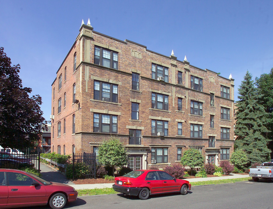 Quadrangle Court in Springfield, MA - Building Photo