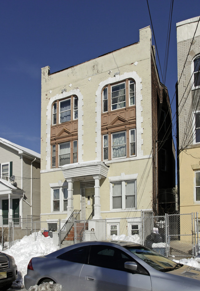 144 Bostwick Ave in Jersey City, NJ - Building Photo - Building Photo