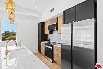 2326 S Dunsmuir Ave in Los Angeles, CA - Building Photo - Building Photo