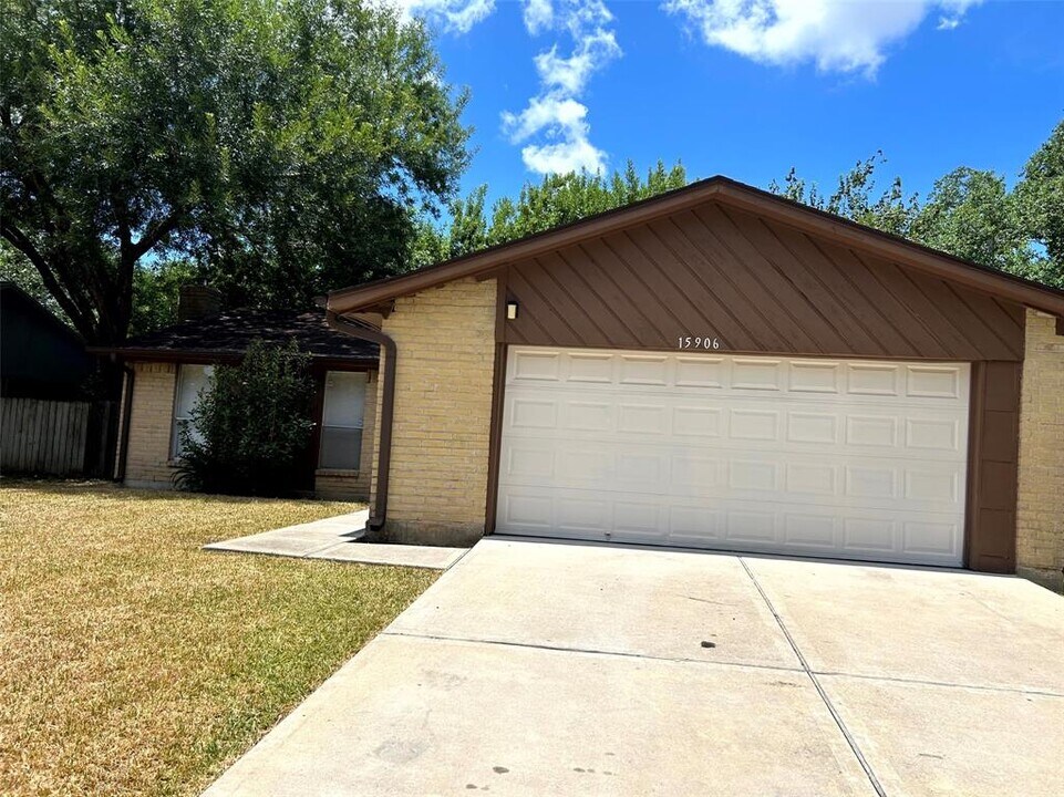 15906 Blueridge Rd in Missouri City, TX - Foto de edificio