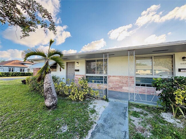 1050 SW 2nd Ave in Dania Beach, FL - Building Photo - Building Photo