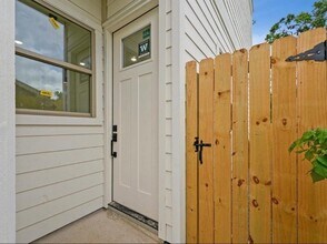 7418 Maxroy St in Houston, TX - Foto de edificio - Building Photo