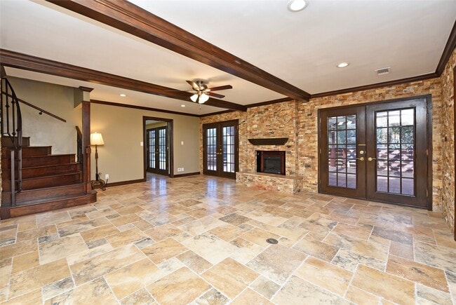 property at 2802 S Doral Dr