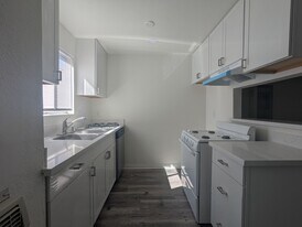 Warner Manor Apartments in Canoga Park, CA - Building Photo