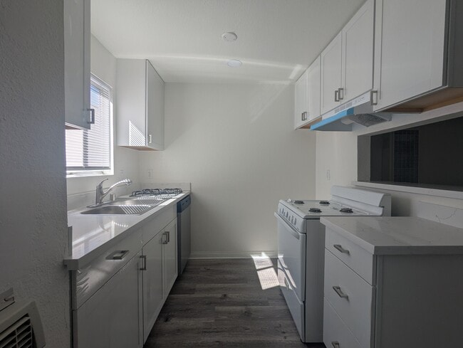 Warner Manor Apartments