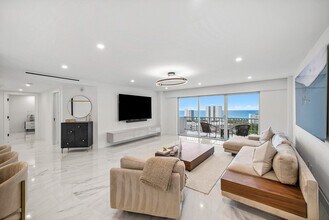 875 E Camino Real in Boca Raton, FL - Building Photo - Building Photo