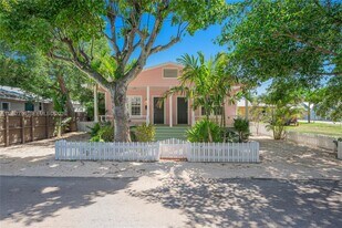 3826 Oak Ave in Miami, FL - Building Photo