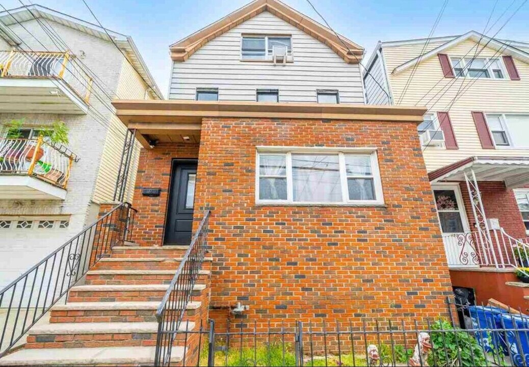 195 Hutton St-Unit -1 in Jersey City, NJ - Building Photo