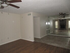17401 Red Oak Dr in Houston, TX - Building Photo