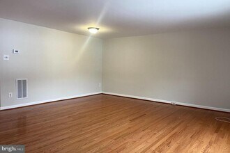 7353 Crestleigh Cir in Alexandria, VA - Building Photo - Building Photo