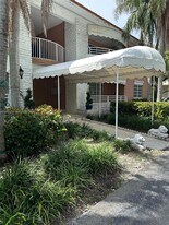 60 Park Dr in Bal Harbour, FL - Building Photo