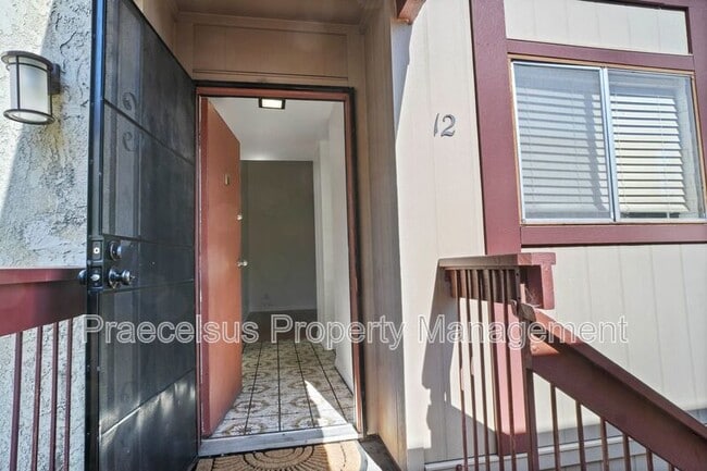 5553 Adobe Falls Rd in San Diego, CA - Building Photo - Building Photo