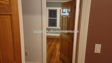 200 Hyde Park Ave-Unit -1 in Boston, MA - Building Photo - Building Photo