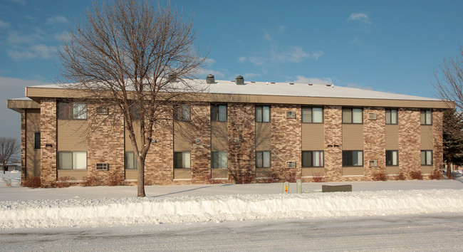 Dana Heights Apartments in Willmar, MN - Building Photo - Building Photo