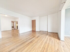 5658 Phillips Ave, Unit 1 in Pittsburgh, PA - Building Photo