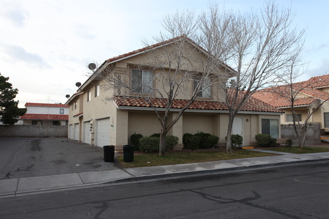 Rainbow Gardens in Las Vegas, NV - Building Photo - Building Photo