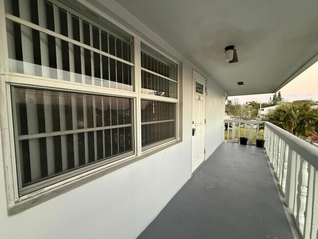 68 Sussex E in West Palm Beach, FL - Building Photo - Building Photo