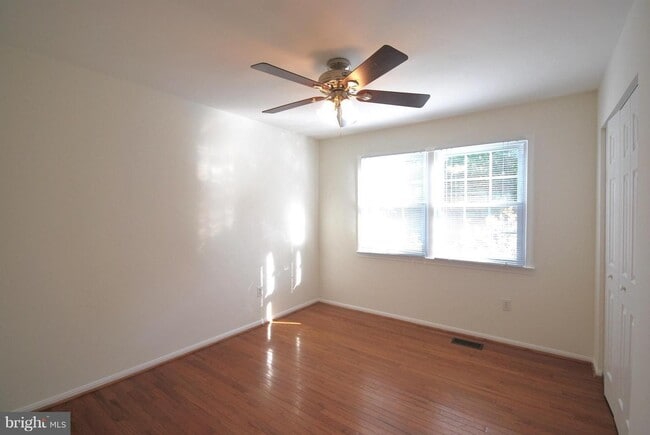 10307 Friendship Ct in Fairfax, VA - Foto de edificio - Building Photo