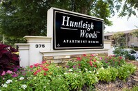 Building Photo - Huntleigh Woods Apartamentos in Mobile, Alabama
