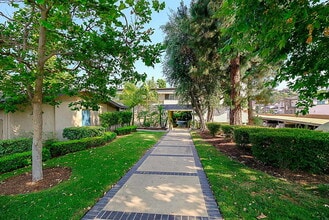 Walnut Heights in Walnut, CA - Foto de edificio - Building Photo