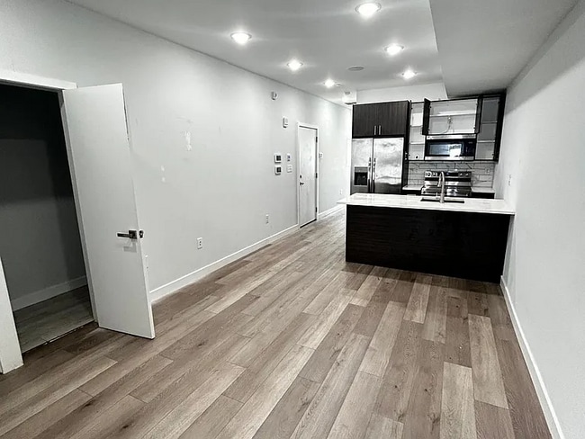 2218 N Marshall St in Philadelphia, PA - Foto de edificio - Building Photo