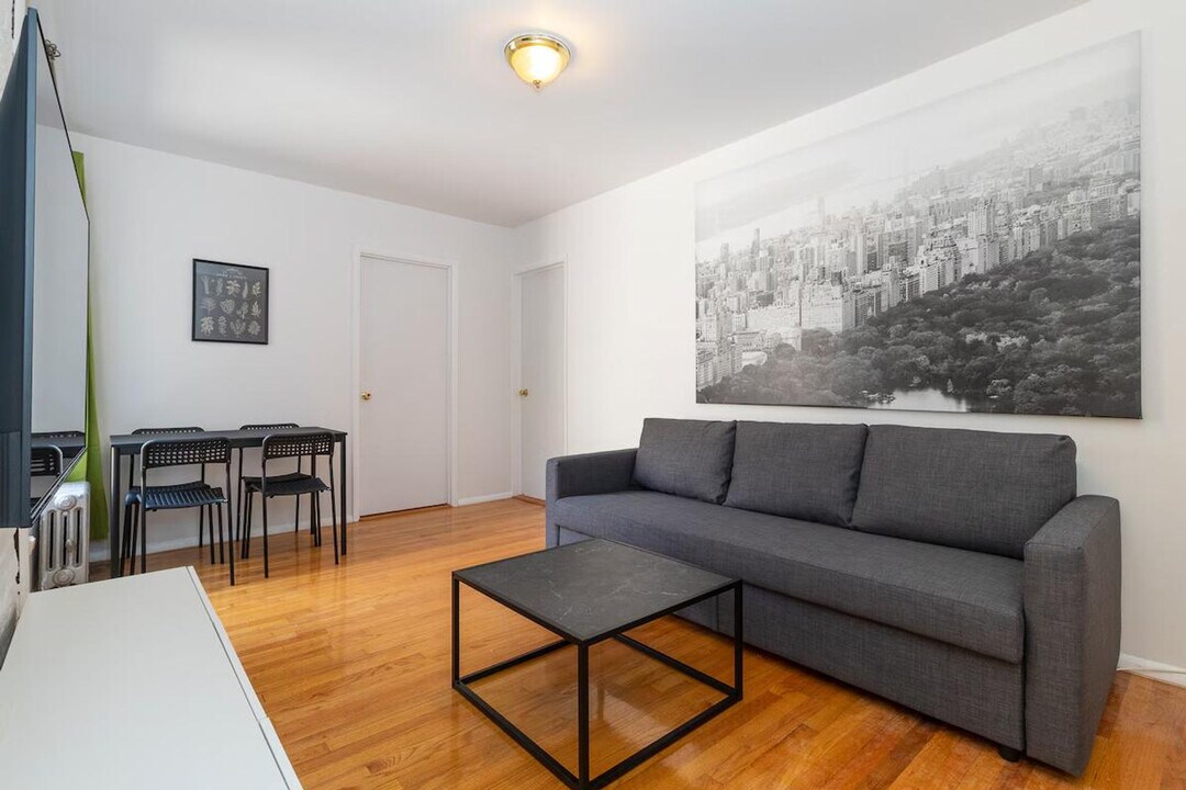 334 E 96th St in New York, NY - Building Photo