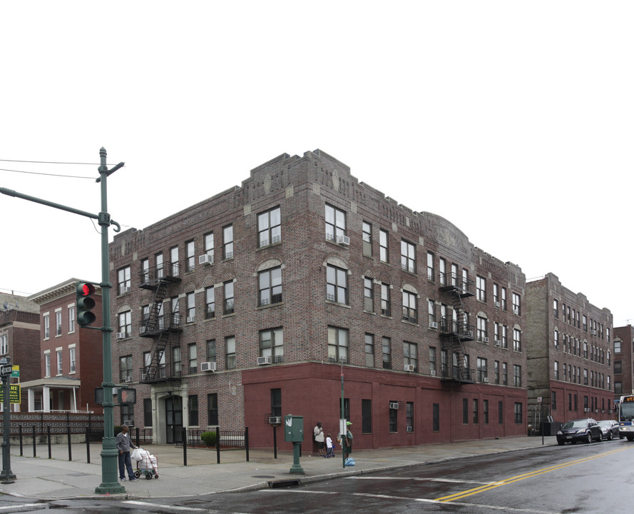 Francis Court in Brooklyn, NY - Building Photo