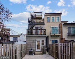 111 E Cross St in Baltimore, MD - Building Photo