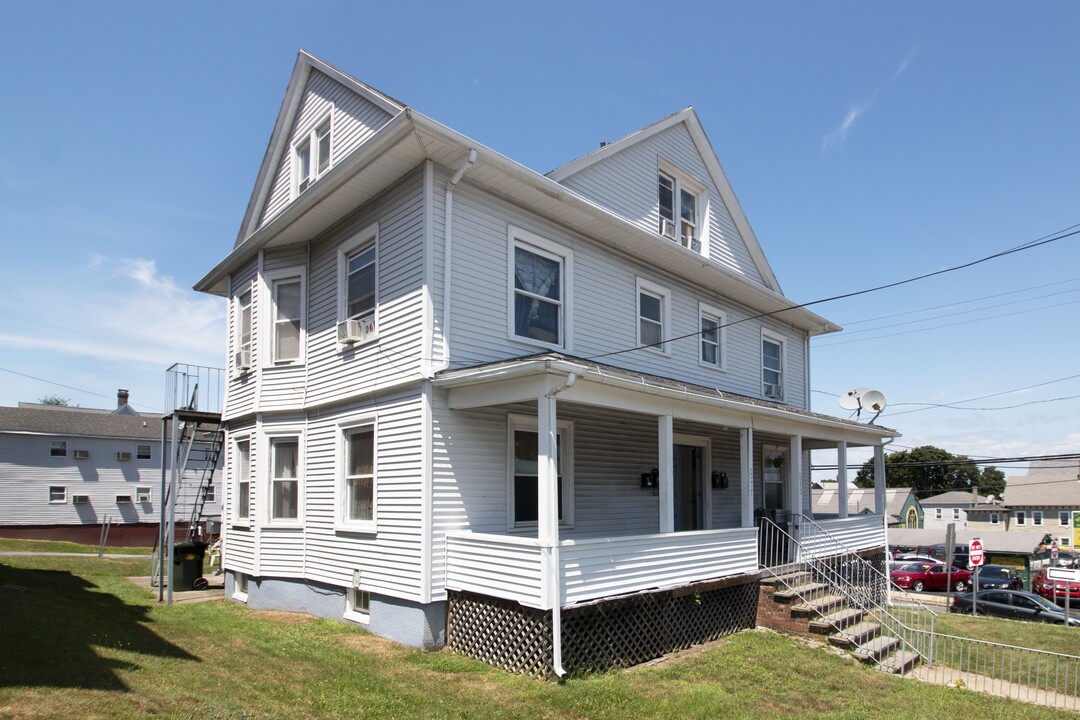 875-877 Bank St in New London, CT - Building Photo