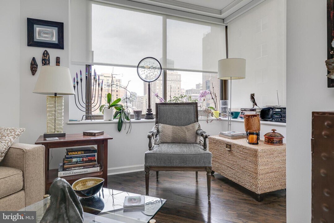 202-10 W Rittenhouse Square-Unit -1109 in Philadelphia, PA - Building Photo