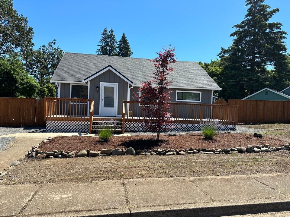 1261 2nd Ave in Sweet Home, OR - Building Photo