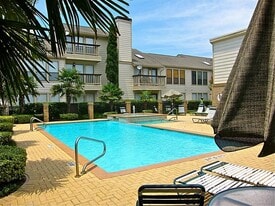 2277 S Kirkwood Rd in Houston, TX - Building Photo