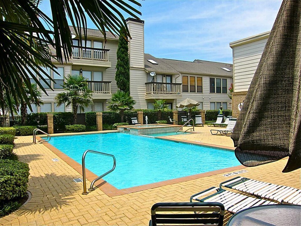 2277 S Kirkwood Rd in Houston, TX - Building Photo