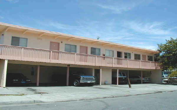 581 Pine St in Redwood City, CA - Foto de edificio - Building Photo