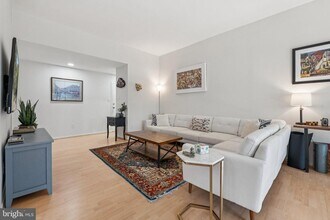 1639 Parkcrest Cir in Reston, VA - Building Photo - Building Photo