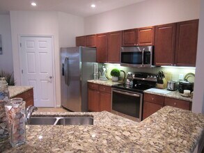 1942 Turnbull Lakes Dr in New Smyrna Beach, FL - Foto de edificio - Building Photo