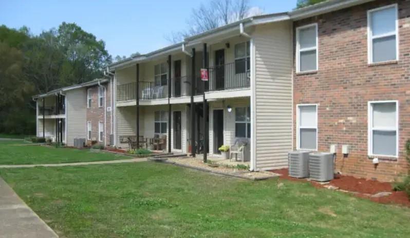 380 Regal St in Winfield, AL - Foto de edificio